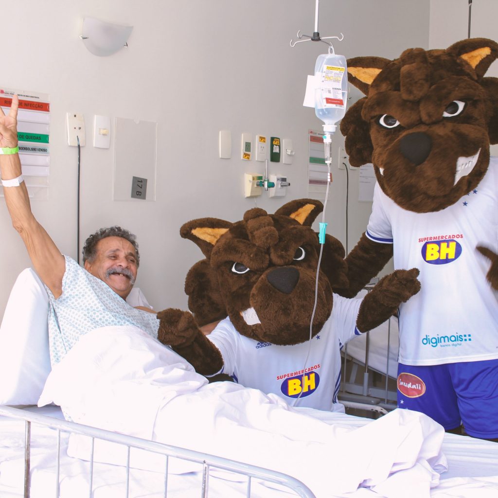 Raposão e Raposinha visitam pacientes no hospital Luxemburgo