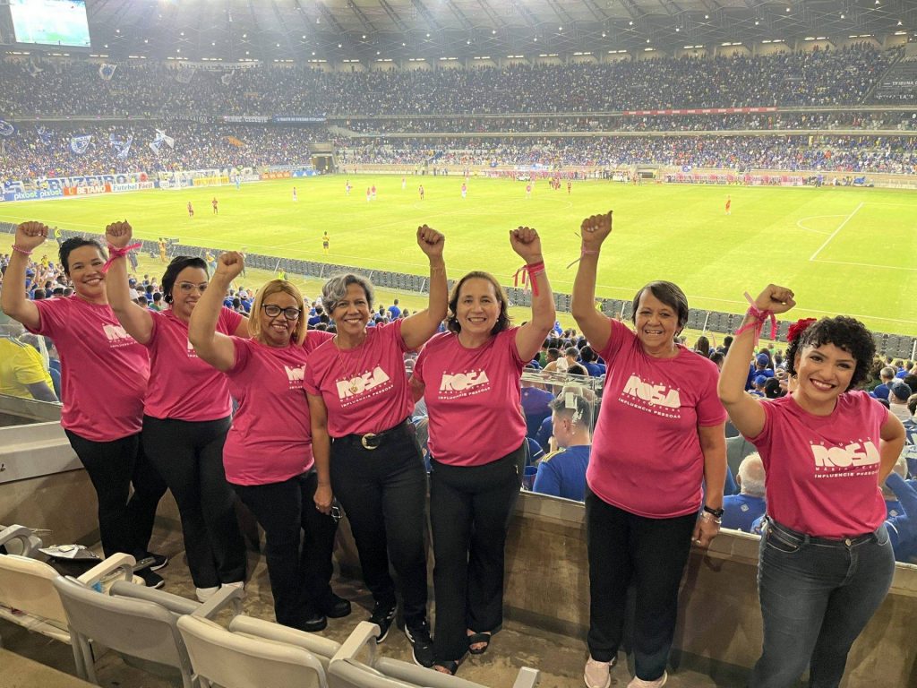 Instituto Mário Penna leva pacientes ao jogo do Cruzeiro para alerta ao câncer de mama