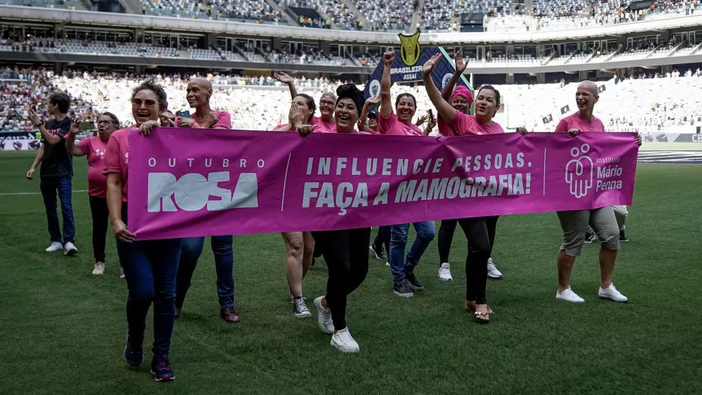 Outubro Rosa: Atlético Mineiro apoia a campanha e realiza leilão das camisas do clássico na Arena MRV
